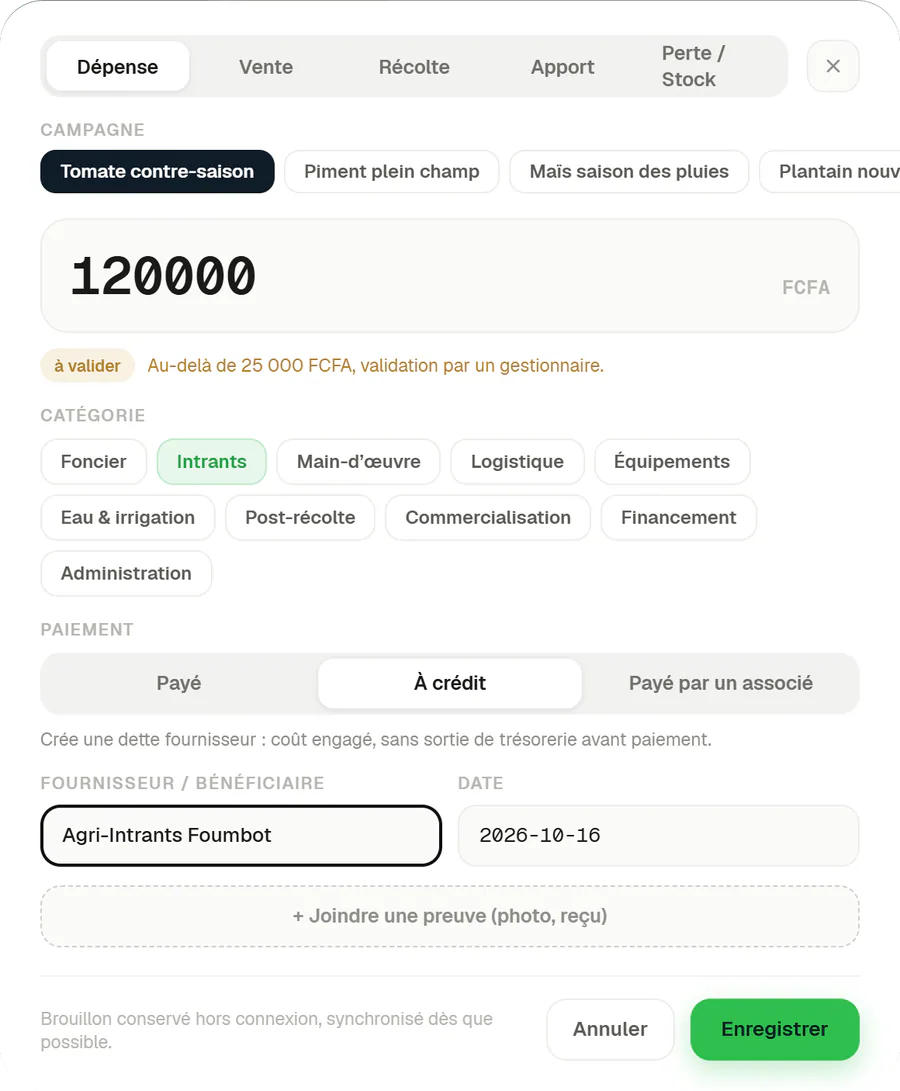 Fenêtre Nouvelle opération, onglet Dépense : montant de 120 000 FCFA, catégorie Intrants, paiement à crédit qui crée une dette fournisseur, avec la mention « à valider » au-delà de 25 000 FCFA.